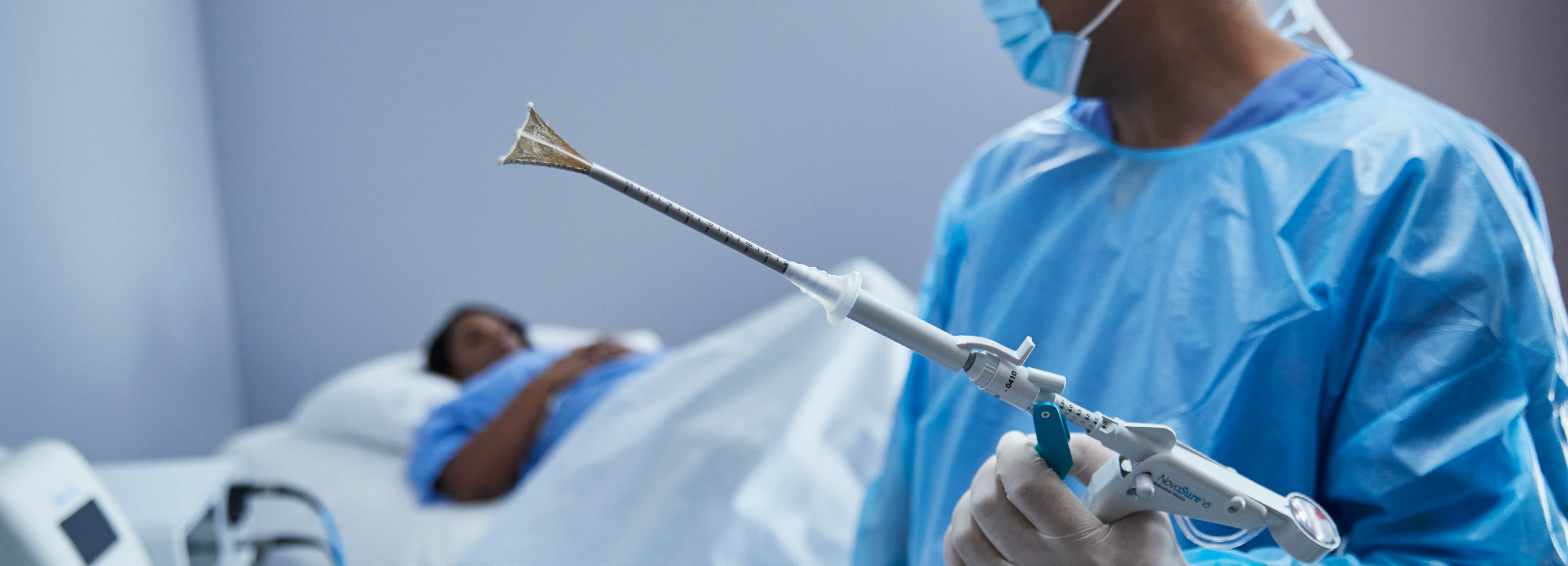 Behandschuhte Hand mit Medizinprodukt in Laborumgebung.