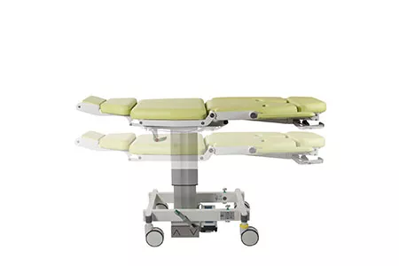 Medizinischer Stuhl in waagerechter Position auf weißem Hintergrund