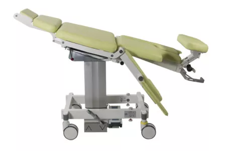 Schocklagerung mit Mammografie-Positionierungsstuhl auf weißem Hintergrund