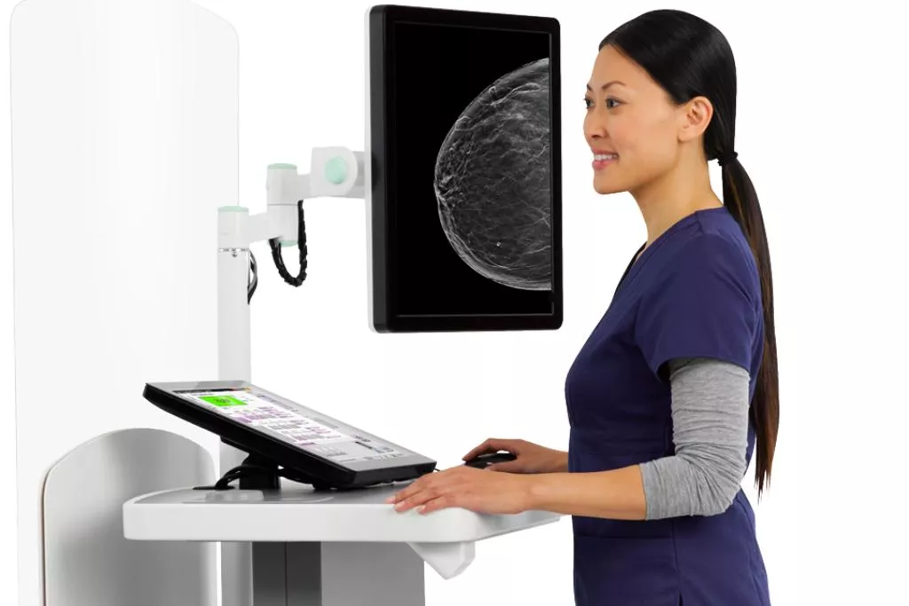 Arzt mit medizinischem Tablet und Monitor