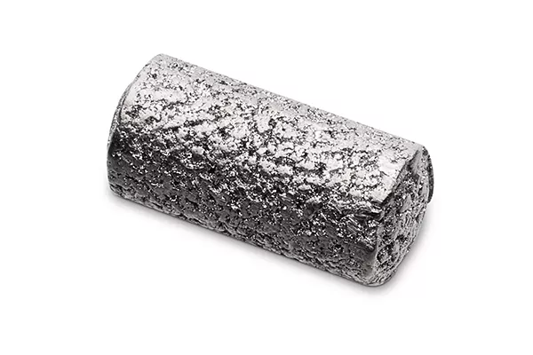 Biopsiemarker in Korkform vor weißem Hintergrund