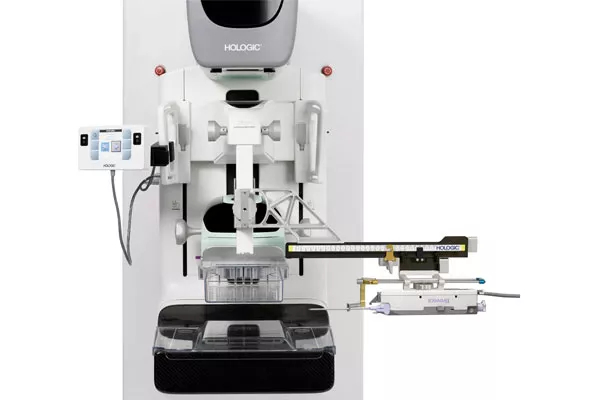 Affirm Brustbiopsie-Steuerungssystem für Brustbiopsien in aufrechter Position vor weißem Hintergrund
