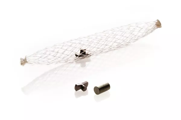 Biopsiemarker in Zylinderhut-Form vor weißem Hintergrund