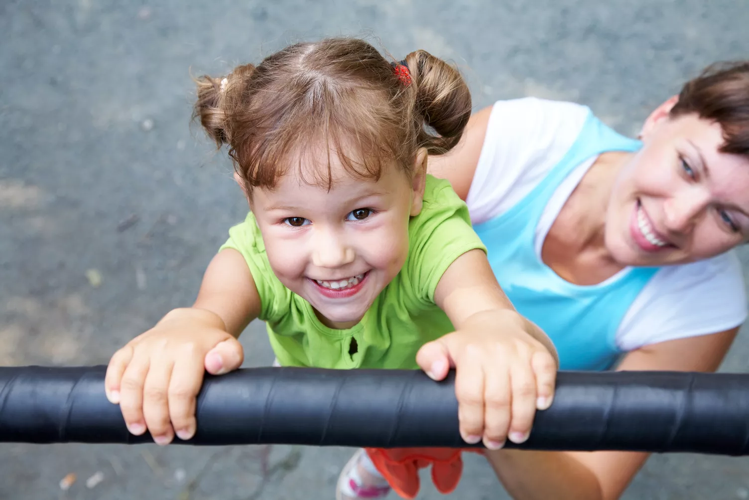 Mutter und Kind auf dem Spielplatz