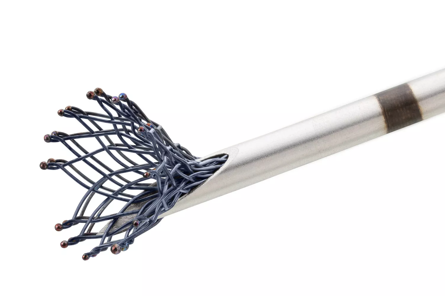 Brustbiopsiemarker vor weißem Hintergrund