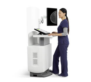 MTR bei der Tätigkeit an medizinischem Gerät vor weißem Hintergrund