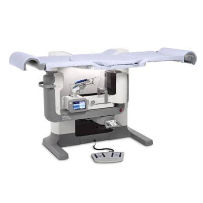 Affirm® System für Brustbiopsien in Bauchlage vor weißem Hintergrund